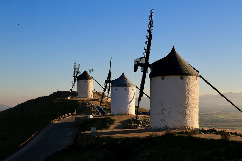 Le combat de Don Quichotte contre des moulins-à-vent évoque la liberté d'être soi-même (Photo libre de droits).