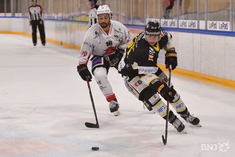 Steven Macquat (ici au duel avec le Valaisan de Viège Troy Josephs) évoluera toujours en « jaune et noir » avec le HC Ajoie la saison prochaine. (Photo : archives Georges Henz).