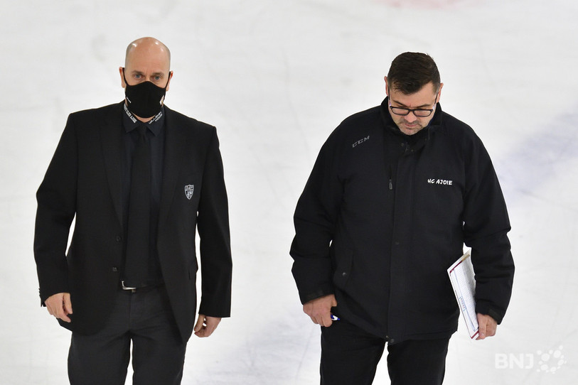 Gary Sheehan (à gauche) et Vincent Léchenne (à droite) ne sont plus à la barre de la première équipe du club de hockey ajoulot. (photo : Georges Henz).
