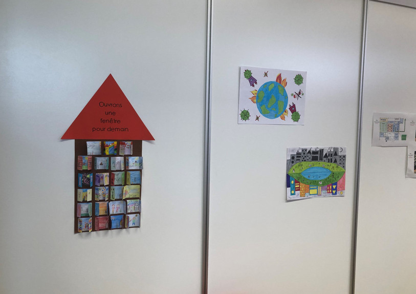 Plus de 90 dessins d'enfants sont également exposés au Centre cantonal de vaccination. (Photo : Canton du Jura).
