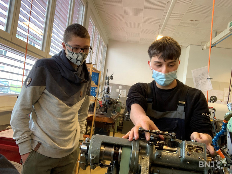 Les apprentis montrent leur travail à des jeunes de 10 et 11e Harmos.
