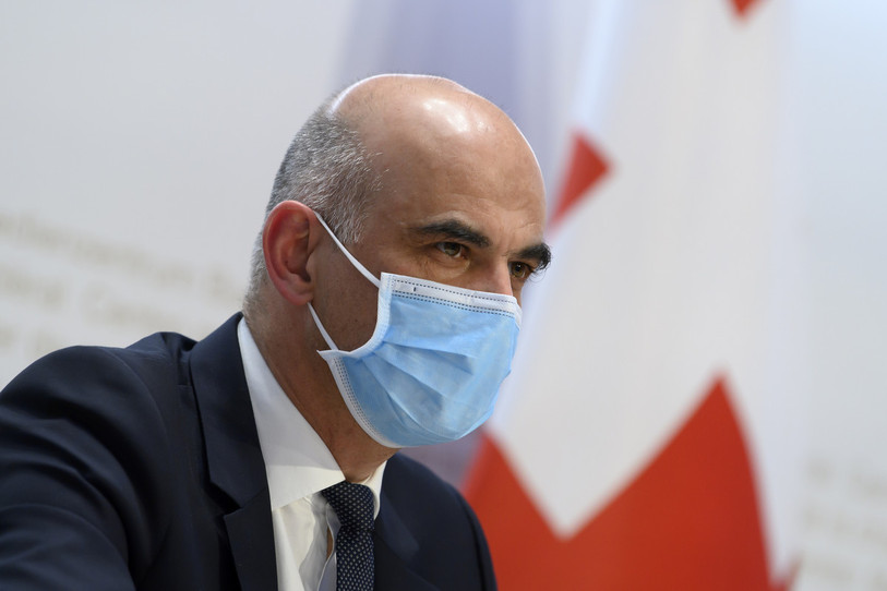 Le conseiller fédéral en charge de la santé Alain Berset est face à la presse pour dévoiler la suite des mesures. (Photo : KEYSTONE / Anthony Anex).