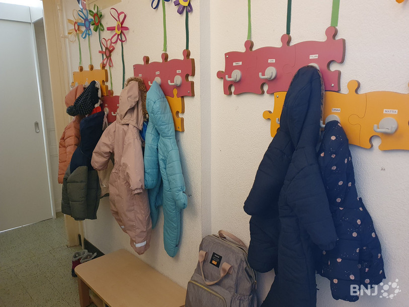Les couloirs des écoles jurassiennes vont se vider un jour plus tôt que prévu (photo : archives).