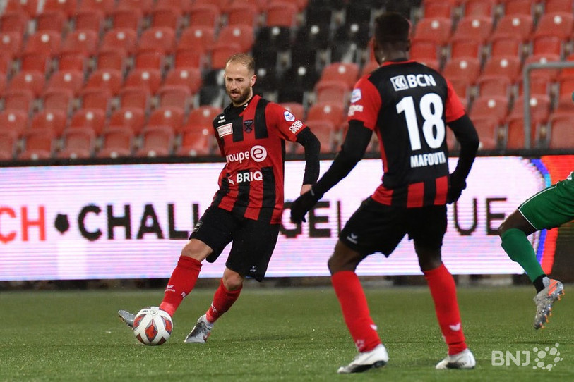 Louis Mafouta, de dos, n'a pas souvent reçu de bons ballons. (photo archives)