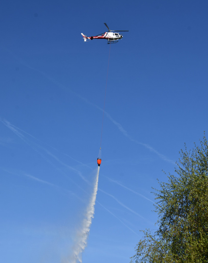 Un hélicoptère d'extinction en action. (Photo : SIS Haut-Plateau).