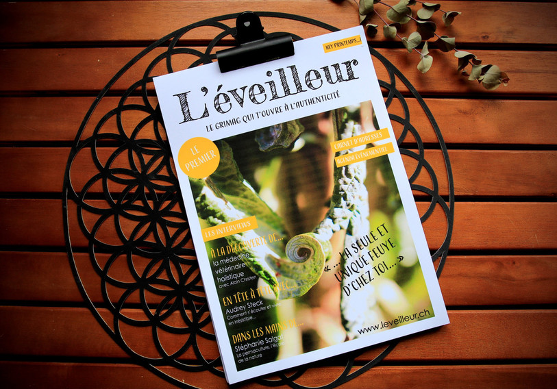 La couverture du premier numéro de « L’éveilleur », qui paraît lundi. (Photo : Claire Farine)
