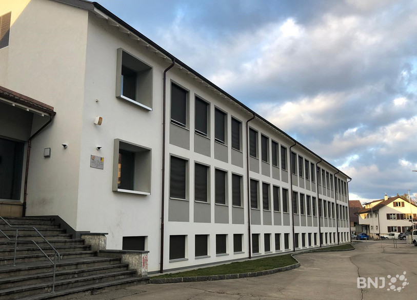 Des caméras (à gauche sur la photo) filment désormais la cour d'école de Bassecourt. Objectif : éviter les incivilités récurrentes de ces derniers temps.