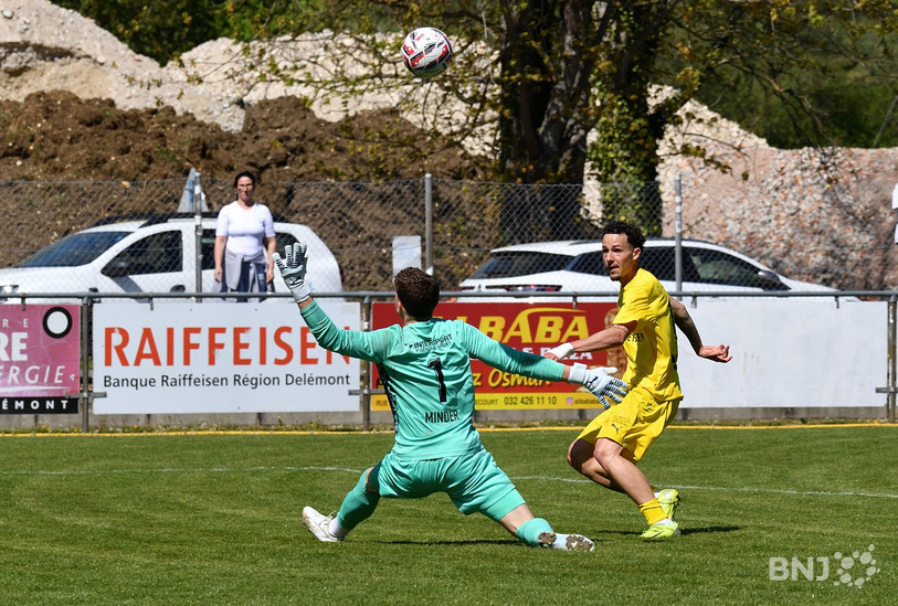 Valentin Nushi a porté l'attaque du FC Bassecourt avec un doublé, comme ici sur le 3-0. (Photo : Georges Henz)