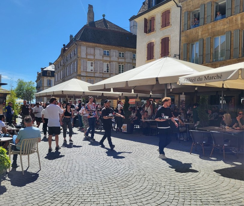 La première course de garçons de café de Neuchâtel partait, ce dimanche, de la Place des Halles.