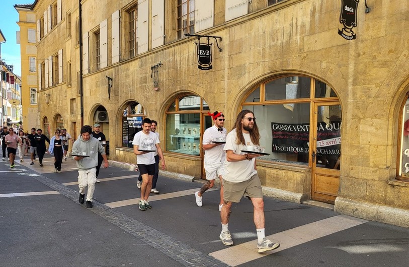 Les plus de quatre-vingts participants ont longé la rue du Trésor avec leurs plateaux décorés de verres et tasses.