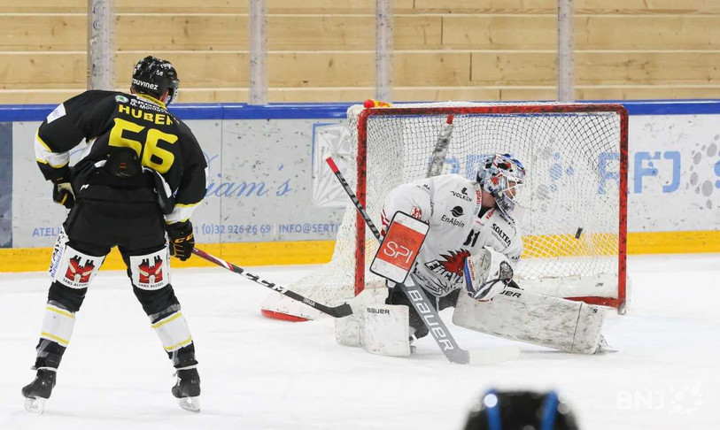 Ueli Huber trompe Dennis Saikkonen pour le 7-0. Le HC Ajoie s'est régalé (photo : Mauricette Schnider).