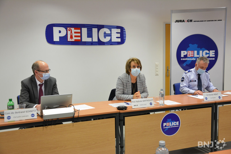 De gauche à droite : Bertrand Schnetz (chef de la police judiciaire), Nathalie Barthoulot (ministre en charge de la police) et Damien Rérat (commandant de la police cantonale).