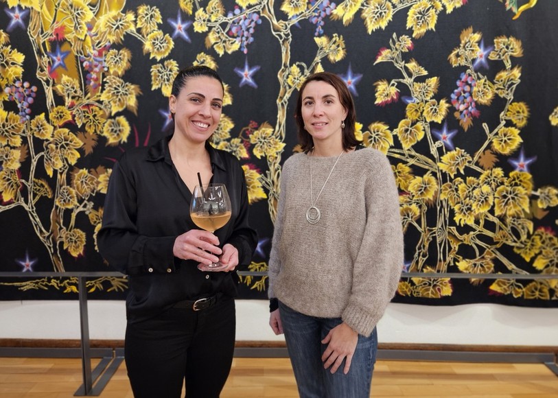Faye Chételat (à gauche) était fière et émue de voir de remporter le concours organisé par l'équipe de Mireille Bühler.