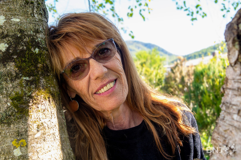 Nicole Vuille-Hulmann auprès de son arbre.