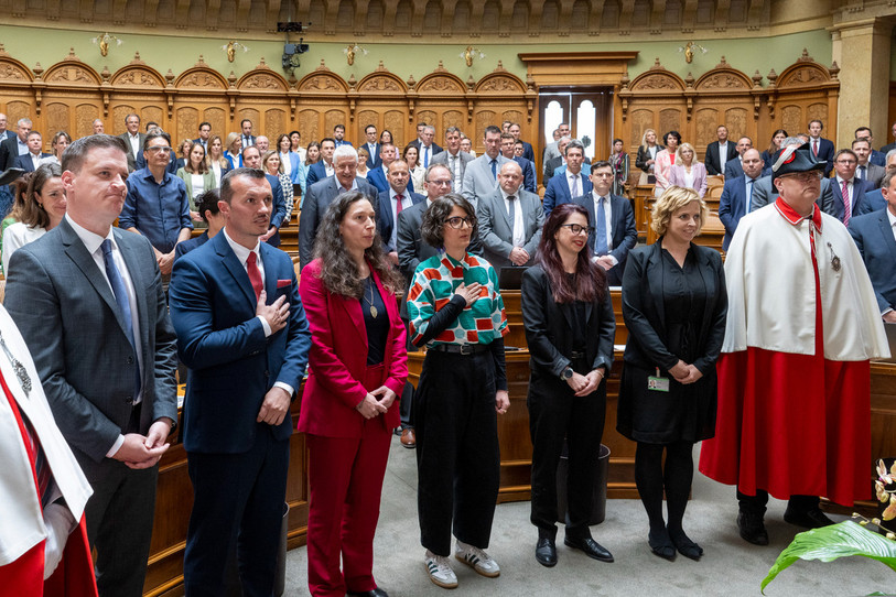 L’assermentation du nouveau conseiller national Loïc Dobler. (Photo : KEYSTONE/ Peter Schneider).