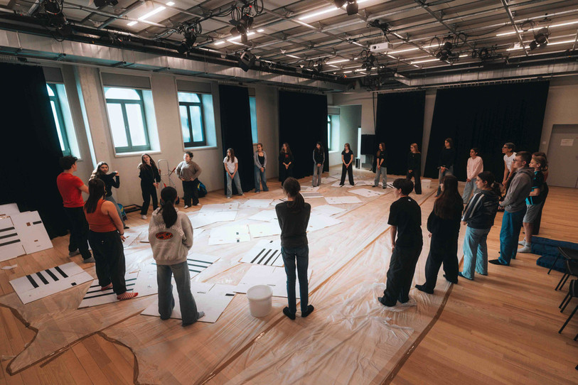 Les étudiants du Lycée cantonal de Porrentruy en pleine répétition de la pièce « Hamlet ». (Photo : Florian Cuttat)