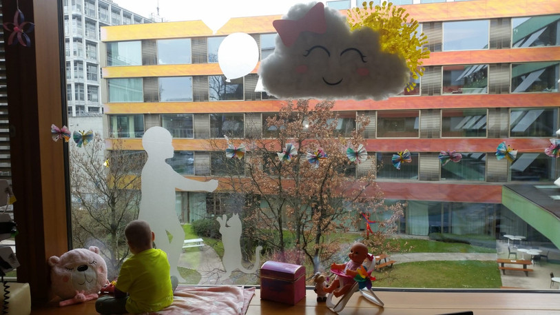 Les décorations accrochées aux fenêtres font de la chambre de Marie, la plus belle du centre hospitalier. (Photo : Salomé Sprunger).