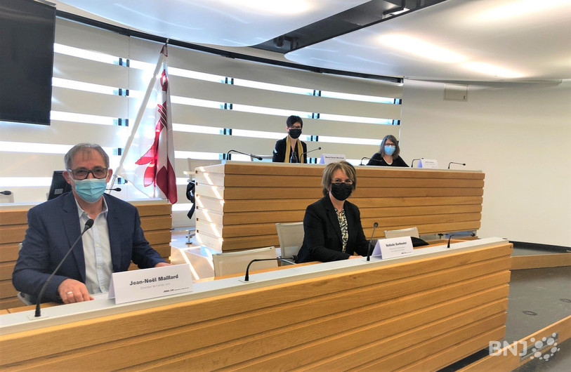 De gauche à droite : Jean-Noël Maillard (directeur de Caritas Jura), Muriel Christe Marchand (cheffe du Service de l'action sociale), Nathalie Barthoulot (ministre de la Cohésion sociale) et Valérie Scherrer (directrice des Services sociaux régionaux) veulent informer les Jurassiens des possibilités d’aides existantes face à la crise sanitaire. 