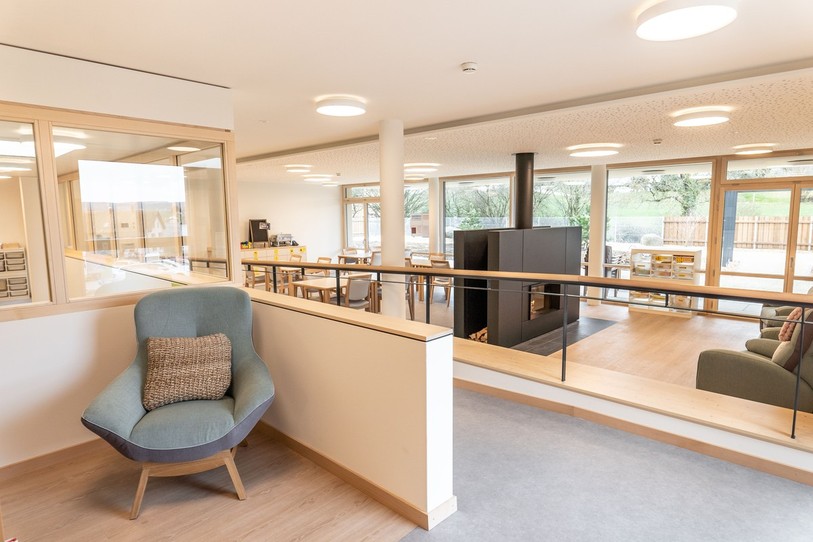 Chaque détail des locaux ont été pensés d'après la méthode Montessori. Par exemple, les seniors auront accès à des espaces où ils pourront bouquiner tranquillement. (Photo : Remedia prod.).