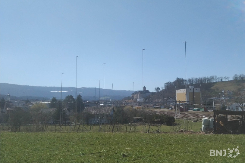 En face de l'église de Lorette, des gabarits sont posés pour la construction de trois immeubles.