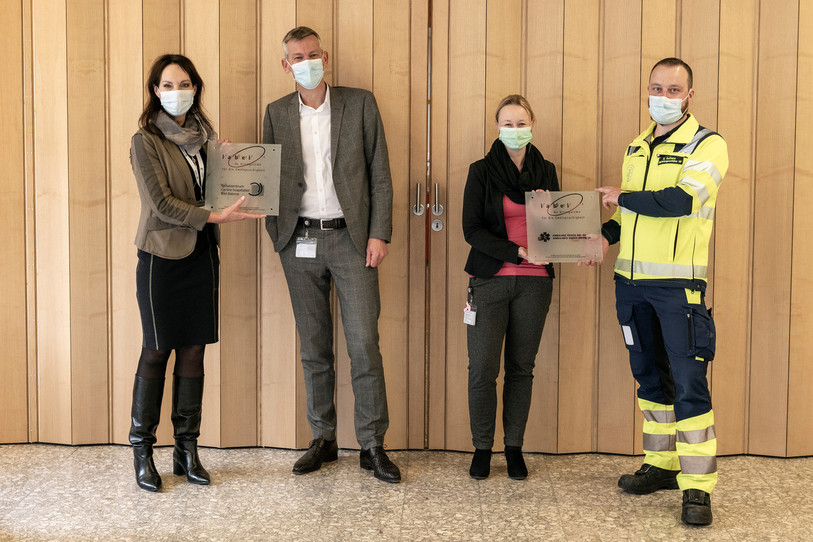 Le Centre hospitalier Bienne et Ambulance Région Bienne SA ont reçu le Label du bilinguisme. De gauche à droite : Anita Ronchetti, Directrice RH CHB, Kristian Schneider, Directeur général du CHB, Nadine Morgenthaler-Beuttenmüller, Directrice soins / MTT CHB et Nicolas Aufranc, ambulancier-chef ARB SA. (Photo : Forum du bilinguisme)