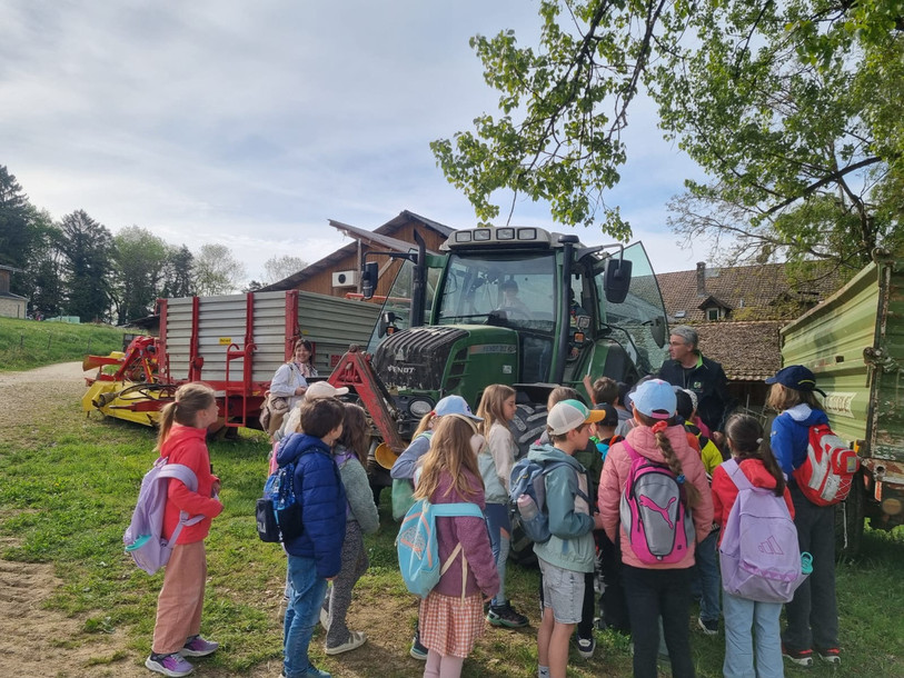 Les élèves ont pu découvrir le monde agricole lors de la traditionnelle journée à la ferme. (Photo : Association des Paysannes Jurassiennes)