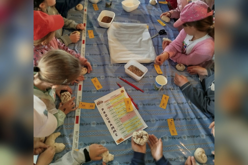 Les élèves ont notamment pu confectionner des petits pains et les parsemer de graines. (Photo : Association des Paysannes Jurassienne)