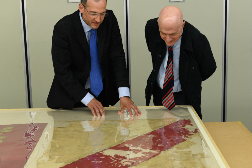La bannière des Seigneurs d'Asuel, ici à Lucerne, sous les regards envieux des conseillers communaux de La Baroche Marc Meier et Jacques Bourquard. (Photo : Géraud Siegenthaler)