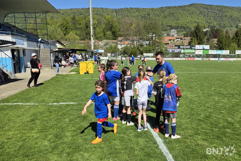 Plusieurs jeunes filles ont pris d'assaut Chalière pour l'entraînement du programme UEFA Playmakers.