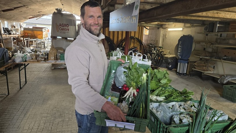Le président de Saveurs de saison, Brice Prudat, présente un des paniers en préparation pour la livraison de ce mardi.