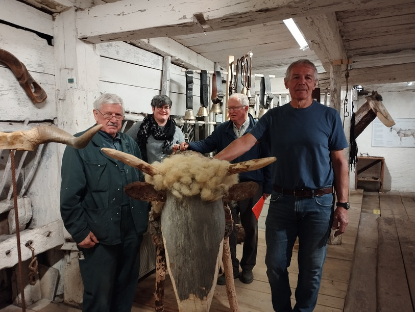 Philippe Gogniat et Mario Beuret (au 1er plan) ont confectionné les animaux en bois alors que la collaboratrice en conservation Mathilde Brischoux et le commissaire Clément Saucy ont organisé l'exposition.