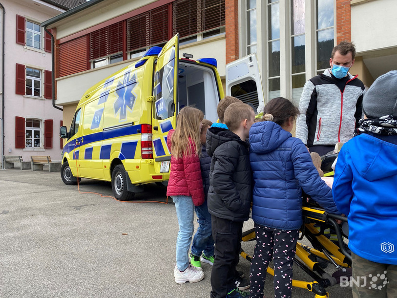Fondateur de l'association et ambulancier, le Courtisan Pierre Mühletaler a captivé les enfants du village.