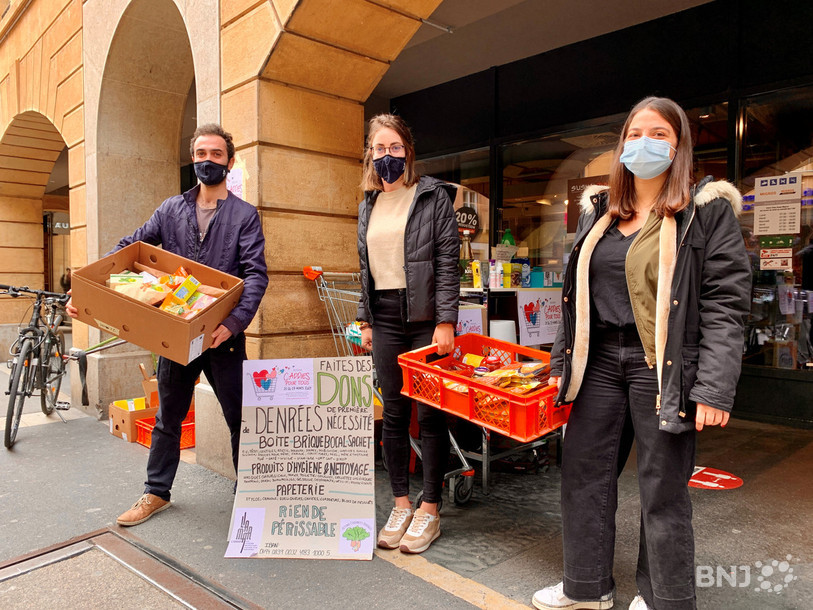 Rue de l'Hôpital, trois bénévoles neuchâtelois prêts à aborder les passants.
