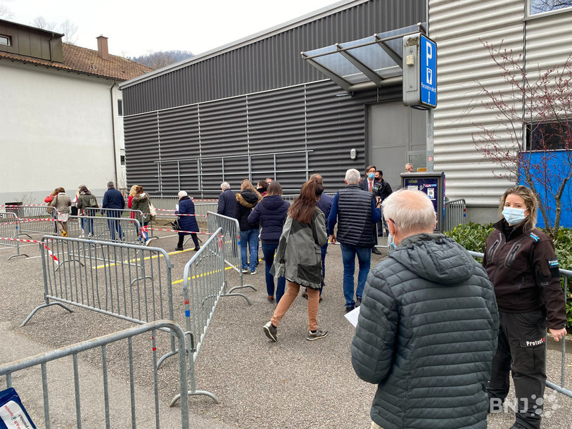 Le vote aux urnes a débuté vendredi à 17h.