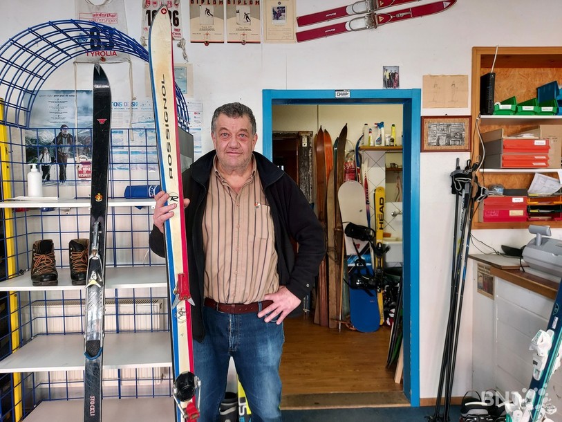 Rudi Geiser est fier de présenter un ski porté par Bernhard Russi lors de sa victoire aux Jeux olympiques de Sapporo en 1972.