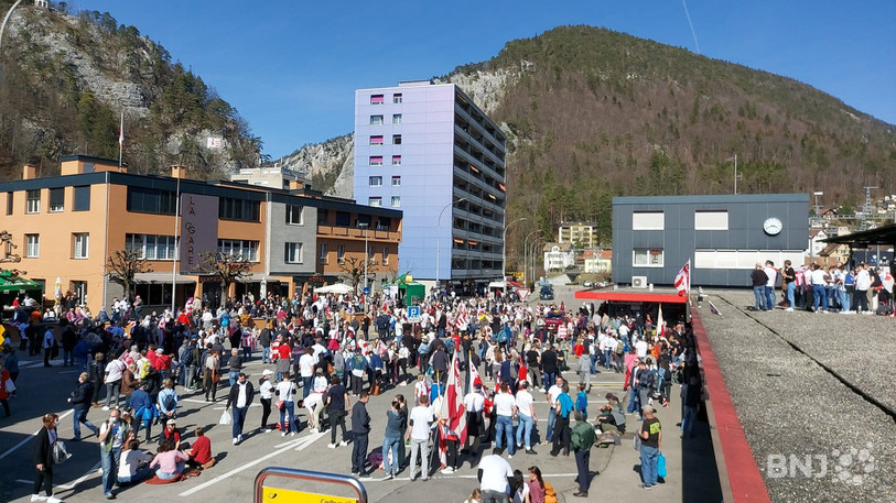 Environ 300 personnes sont rassemblées devant la gare de Moutier.