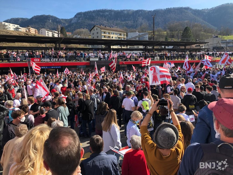 Plus de 2'000 personnes étaient rassemblées à la gare de Moutier.