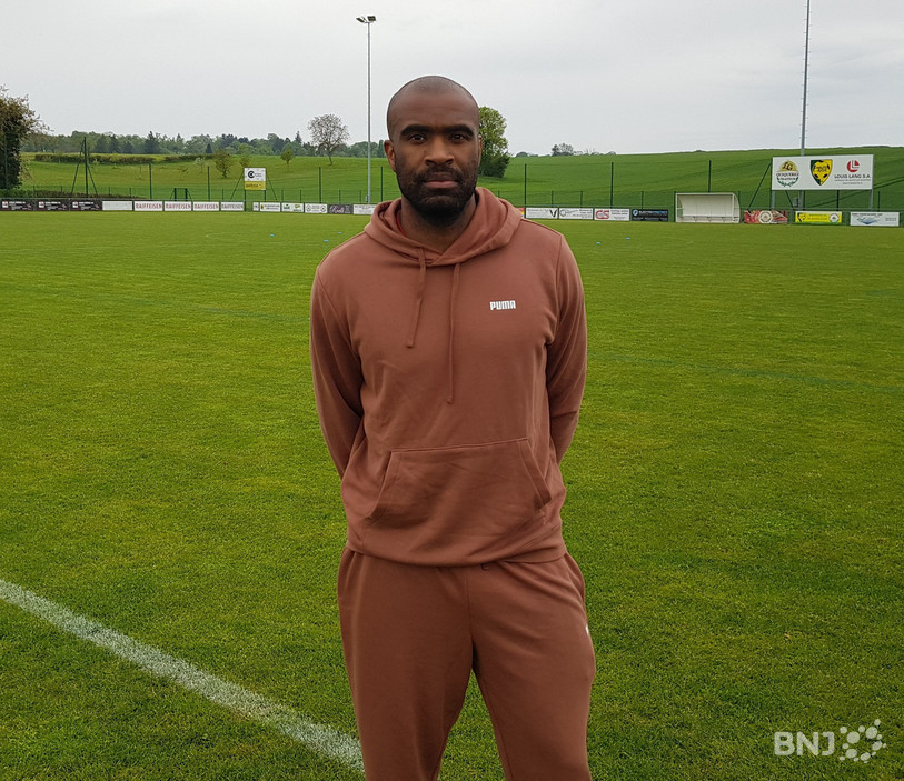 Sloan Privat s'éclate sur la pelouse du FC Haute-Ajoie.