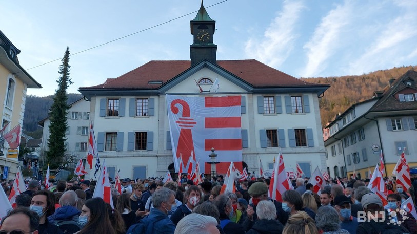 La foule se dirige devant l'Hôtel de Ville.