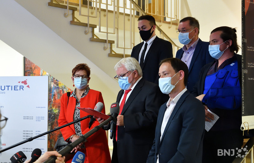 Le Conseil municipal de Moutier s'est exprimé devant la presse à l'issue du résultat (photo : Georges Henz).