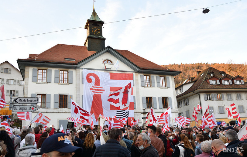 La rue de l'Hôtel de ville, à nouveau envahie par une partie du peuple jurassien et prévôtois. (Photo : Georges Henz)