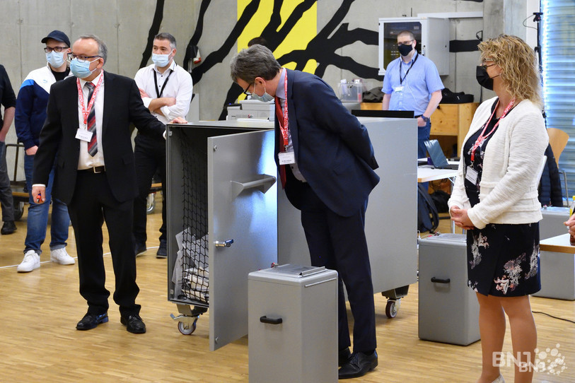 Le dépouillement des bulletins de vote à Moutier dimanche. (Photo : Georges Henz).