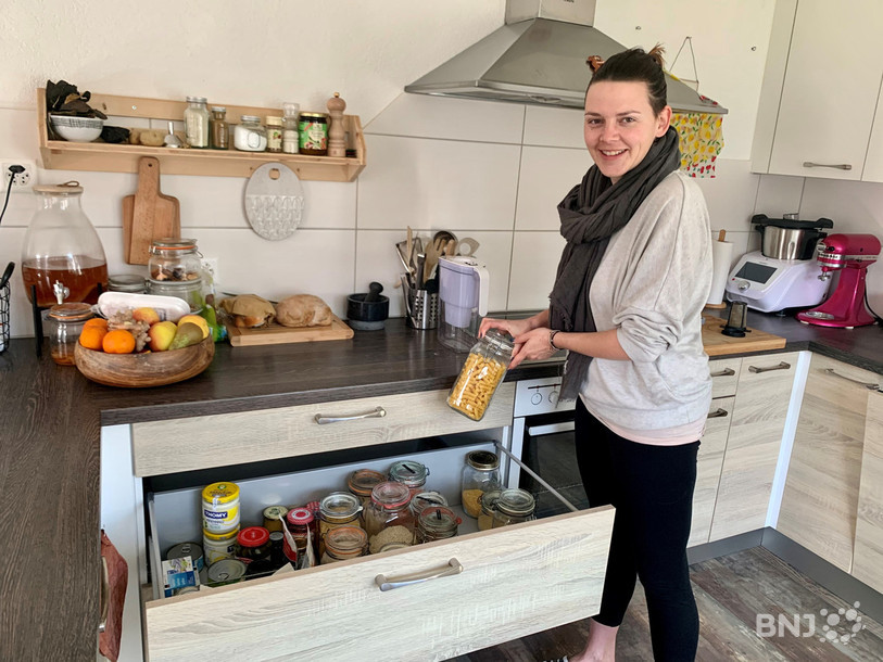 Elodie pratique le zéro déchet depuis 5 ans. Chez elle, bocaux et boîtes réutilisables remplacent la plupart des emballages jetables.