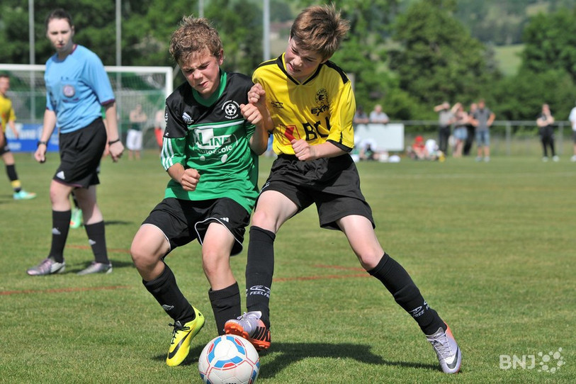 Les juniors peuvent à nouveau taper dans un ballon et, au demeurant, se frotter à un adversaire. (Photo archives)
