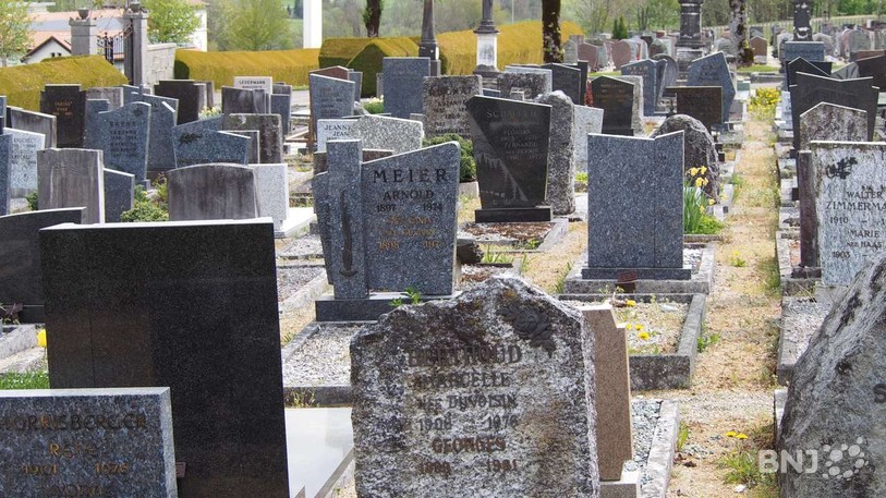 Ces tombes devraient disparaître prochainement pour un réaménagement complet du cimetière. (Source : Bastien Lance)