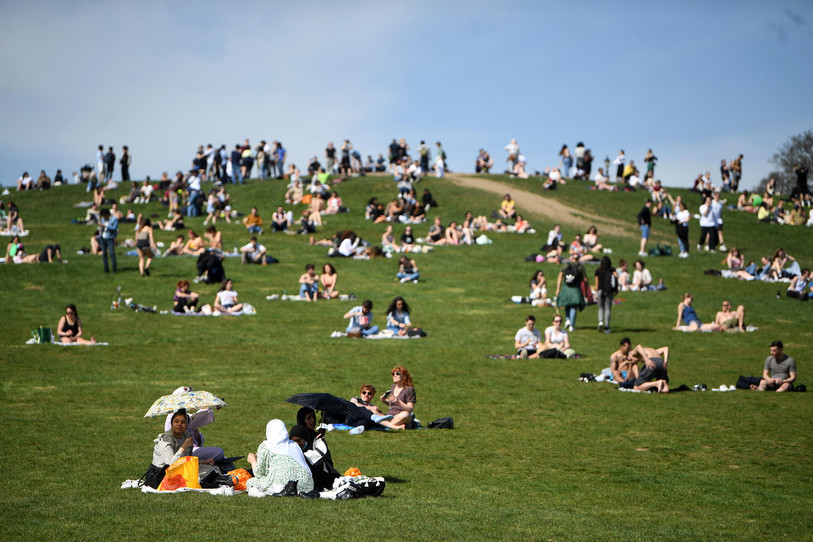 Les Anglais ont désormais la possibilité de se réunir par groupes de six personnes à l'extérieur. Ils en ont profité lundi, comme ici à Londres. (Photo : EPA/NEIL HALL).