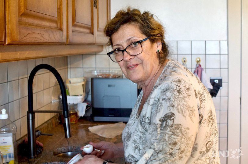 Marie-Christine Claude prépare ses spécialités au fromage Tête de Moine AOP dans sa cuisine.
