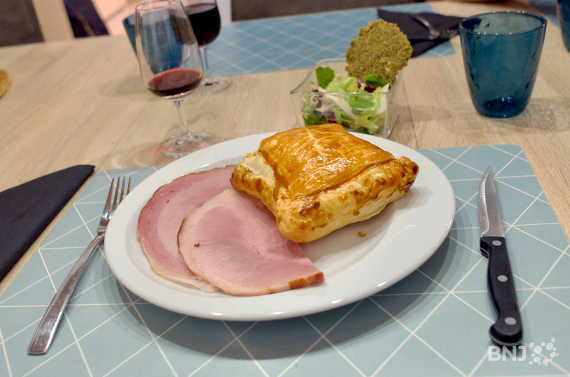 Un feuilleté à la Tête de Moine accompagné d'un jambon à l'os et une petite salade.