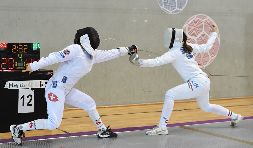La Neuchâteloise Vanie Gogniat (à gauche) a été éliminée d'entrée par la future médaillée d'argent. (photo : Kilian Agath/Bizzi Team/Swiss Fencing).
