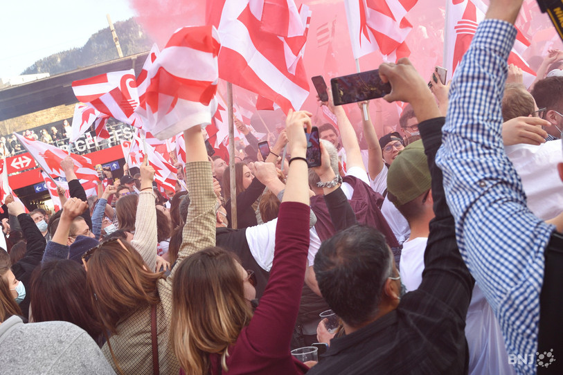 Plus de 2'500 personnes étaient réunies dimanche à la gare de Moutier pour fêter le résultat du vote communaliste (photo : Georges Henz).